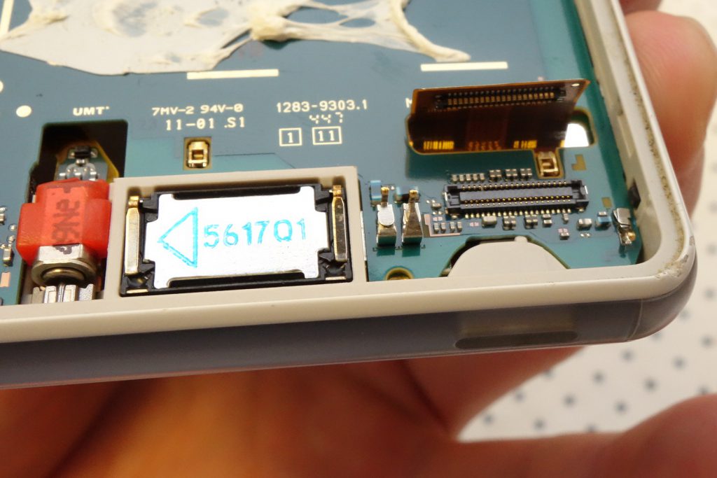 Z3 Compact SO-02G Sony D5803 D5833 液晶パネルを外すために基板を浮かす　フラットケーブル・コネクター